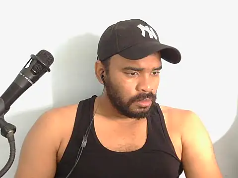 Snapshot of YOX22 chatting on 10.16.25 YOX22 online show from 10.16.25