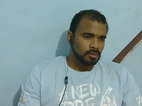 Snapshot of YOX22 chatting on 11.04.25 YOX22 online show from 11.04.25