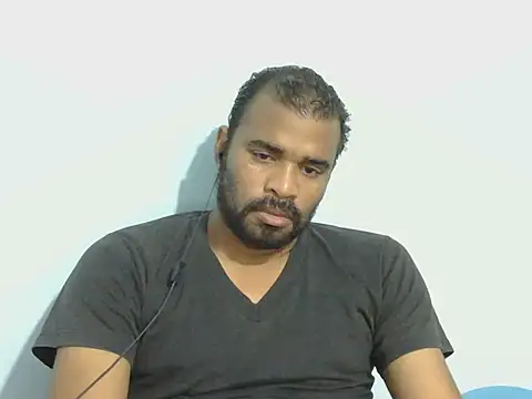 Snapshot of YOX22 chatting on 11.16.25 YOX22 online show from 11.16.25