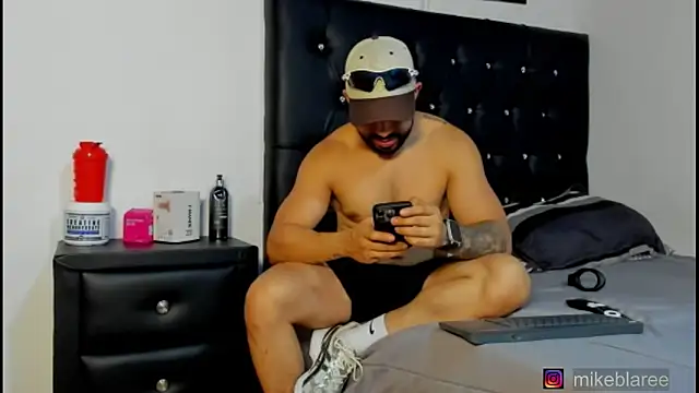 Snapshot of mikeblaree chatting on 03.19.26 mikeblaree online show from 03.19.26