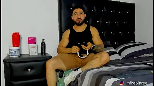 Snapshot of mikeblaree chatting on 03.25.26 mikeblaree online show from 03.25.26