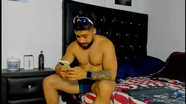 Snapshot of mikeblaree chatting on 03.28.26 mikeblaree online show from 03.28.26