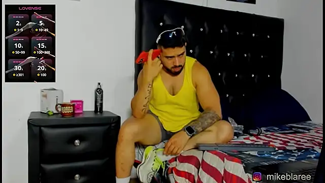 Snapshot of mikeblaree chatting on 04.03.26 mikeblaree online show from 04.03.26