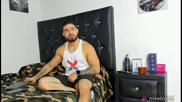 Snapshot of mikeblaree chatting on 04.15.26 mikeblaree online show from 04.15.26