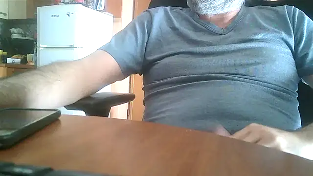 Snapshot of lanata chatting on 05.18.26 lanata online show from 05.18.26