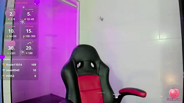 Snapshot of emelly_horny_ chatting on 03.19.25 emelly horny online show from 03.19.25