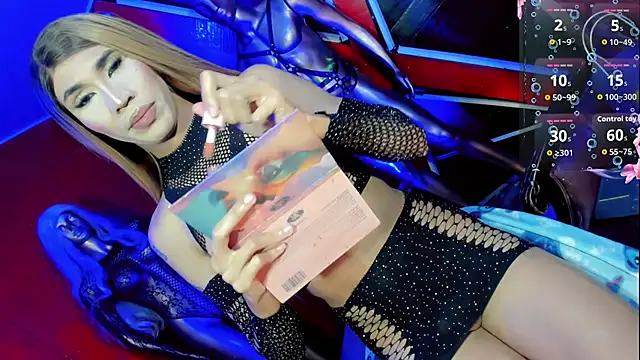 Snapshot of emelly_horny_ chatting on 11.11.25 emelly horny online show from 11.11.25