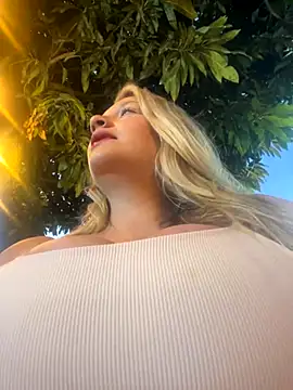 Snapshot of aurora_coldd chatting on 10.29.25 aurora coldd online show from 10.29.25