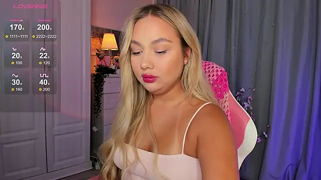 Snapshot of _Loneve__ chatting on 10.04.25  Loneve   online show from 10.04.25