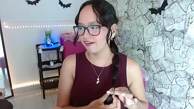 Emilybateee online show from 10.17.25