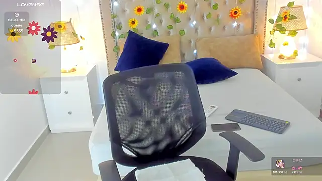 Snapshot of CandieGilson__ chatting on 03.11.25 CandieGilson online show from 03.11.25