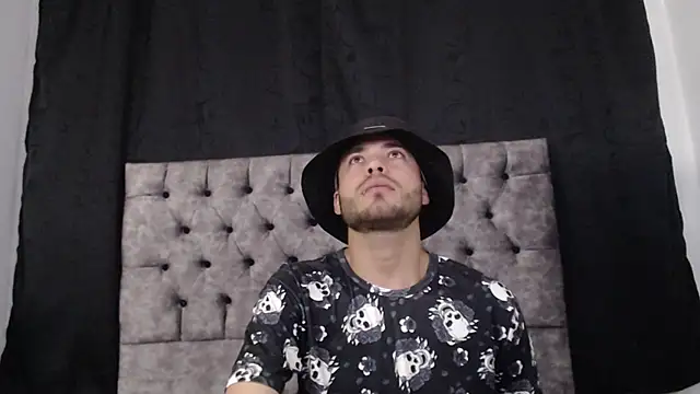 Snapshot of aczino_vel chatting on 02.14.25 aczino vel online show from 02.14.25