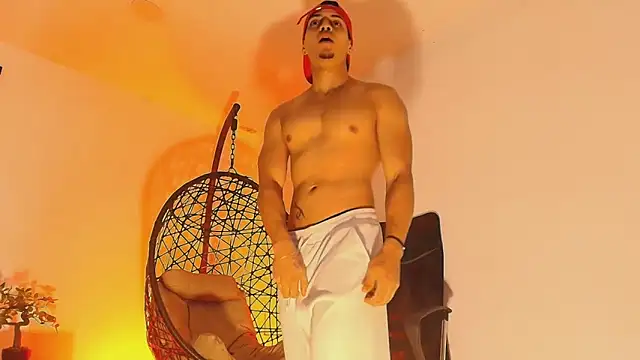 Snapshot of RyanGreys chatting on 10.01.25 RyanGreys online show from 10.01.25