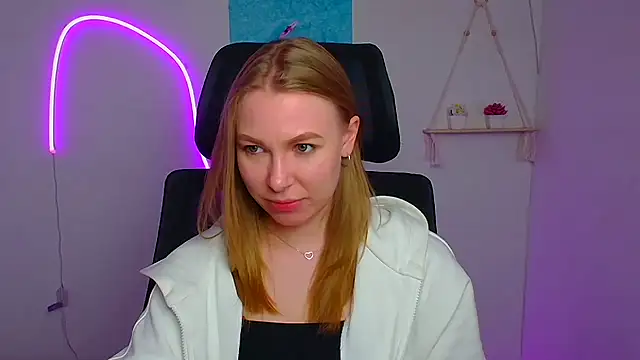 Snapshot of Dana_flowers chatting on 04.18.26 Dana flowers online show from 04.18.26