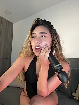 Snapshot of Hornyholly__ chatting on 11.08.25 Hornyholly online show from 11.08.25