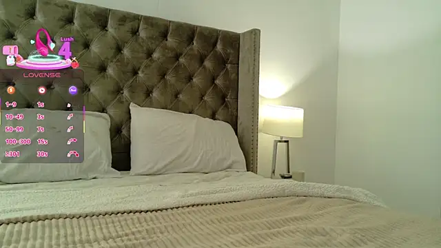 Snapshot of PauLaaCam chatting on 10.02.25 PauLaaCam online show from 10.02.25