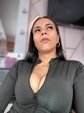 Snapshot of Naatalia chatting on 10.28.25 Naatalia online show from 10.28.25