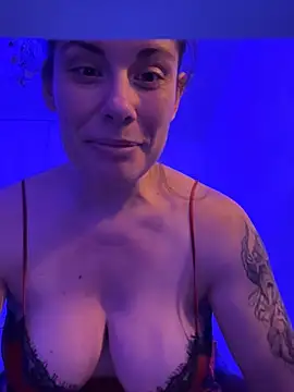 Snapshot of Lar0uch chatting on 02.19.25 Lar0uch online show from 02.19.25