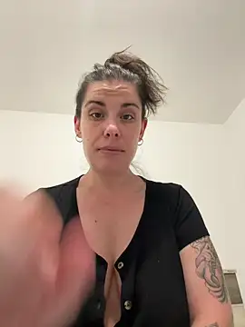 Snapshot of Lar0uch chatting on 02.26.25 Lar0uch online show from 02.26.25