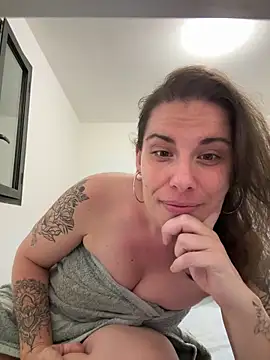 Snapshot of Lar0uch chatting on 03.05.25 Lar0uch online show from 03.05.25