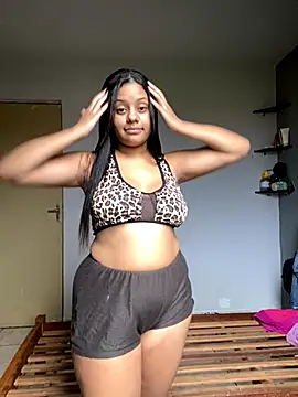 Snapshot of gatinha_18 chatting on 10.27.25 gatinha 18 online show from 10.27.25