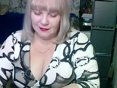 Snapshot of FlowerButterf chatting on 03.05.25 FlowerButterf online show from 03.05.25
