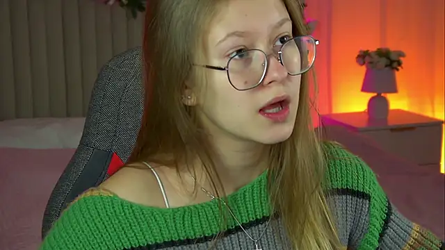 Snapshot of EveMundie chatting on 10.17.25 EveMundie online show from 10.17.25