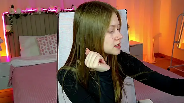 Snapshot of EveMundie chatting on 02.02.26 EveMundie online show from 02.02.26