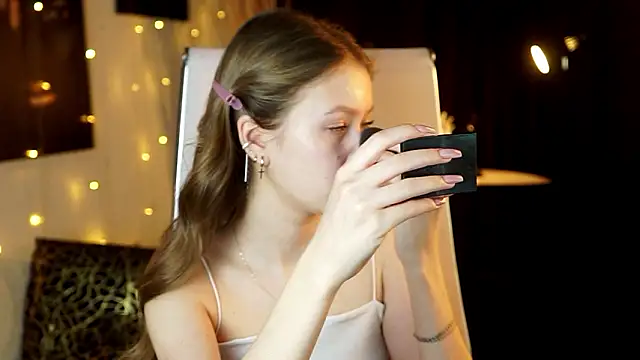 Snapshot of EveMundie chatting on 02.27.26 EveMundie online show from 02.27.26