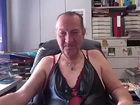 Snapshot of HMStraps01 chatting on 10.03.25 HMStraps01 online show from 10.03.25