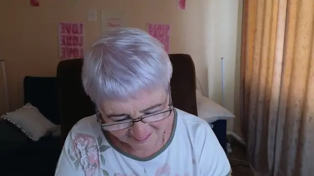 Snapshot of Sandra_Snowflake chatting on 05.26.26 Sandra Snowflake online show from 05.26.26
