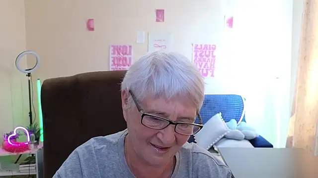 Snapshot of Sandra_Snowflake chatting on 06.15.26 Sandra Snowflake online show from 06.15.26
