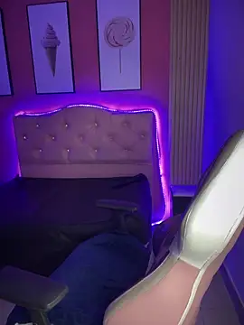 Snapshot of Emily-teen chatting on 02.23.25 Emily-teen online show from 02.23.25