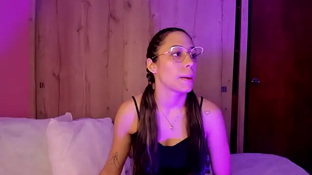 Snapshot of TANIA_06 chatting on 05.20.26 TANIA 06 online show from 05.20.26