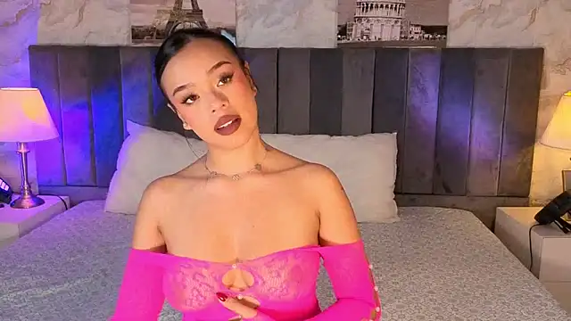 Snapshot of LiaHilton2 chatting on 11.18.25 LiaHilton2 online show from 11.18.25