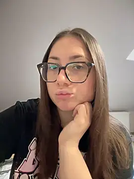 Snapshot of May_Alisa chatting on 10.11.25 May Alisa online show from 10.11.25