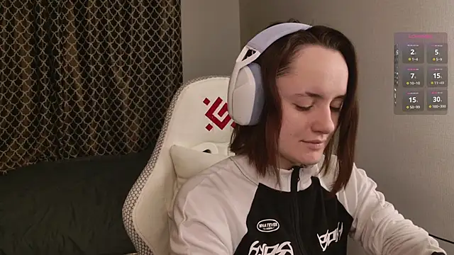 Luna Loveee online show from 11.13.25