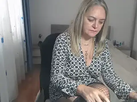 Snapshot of MatureDiana chatting on 02.18.25 MatureDiana online show from 02.18.25