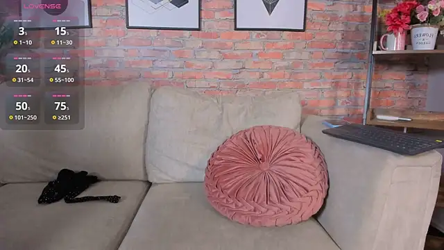 Snapshot of Lucia_Brown_ chatting on 10.02.25 Lucia Brown online show from 10.02.25