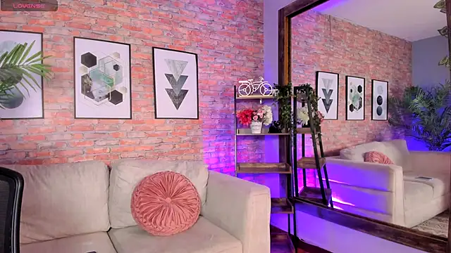 Snapshot of Lucia_Brown_ chatting on 10.06.25 Lucia Brown online show from 10.06.25