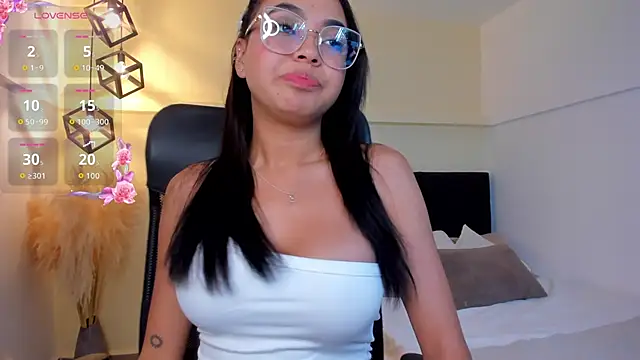 Snapshot of Lucia_Brown_ chatting on 06.18.26 Lucia Brown online show from 06.18.26