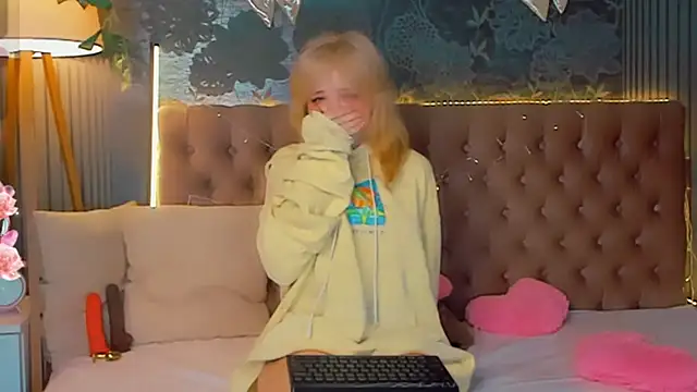 EmilyAngells online show from 03.04.26