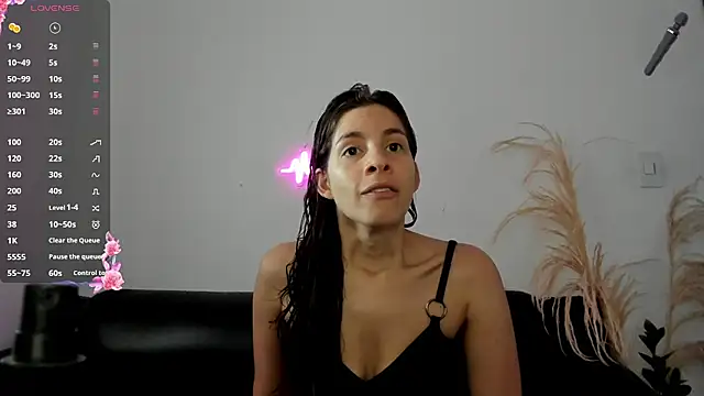 Snapshot of jessyegoldenn chatting on 05.25.26 jessyegoldenn online show from 05.25.26