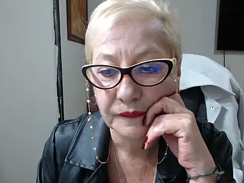 Snapshot of MisteriosaX chatting on 10.21.25 MisteriosaX online show from 10.21.25