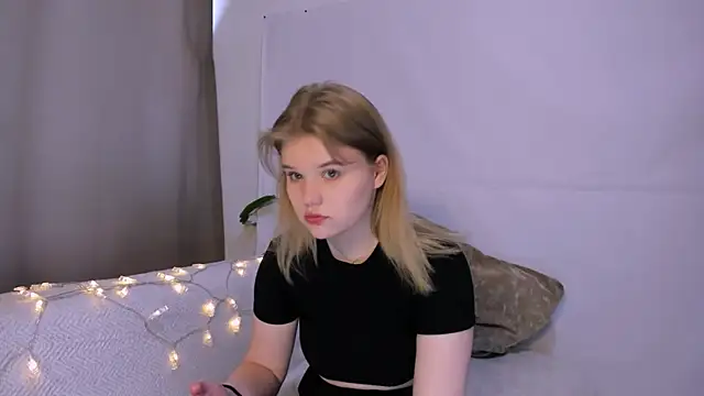 LaseyMoon online show from 03.12.25