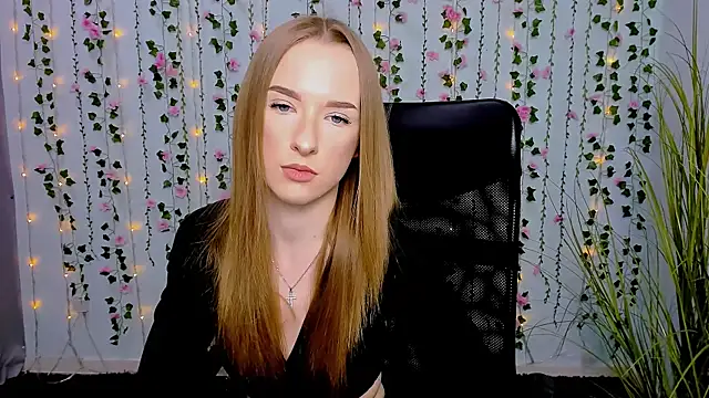 Snapshot of doll_vey chatting on 03.07.25 doll vey online show from 03.07.25