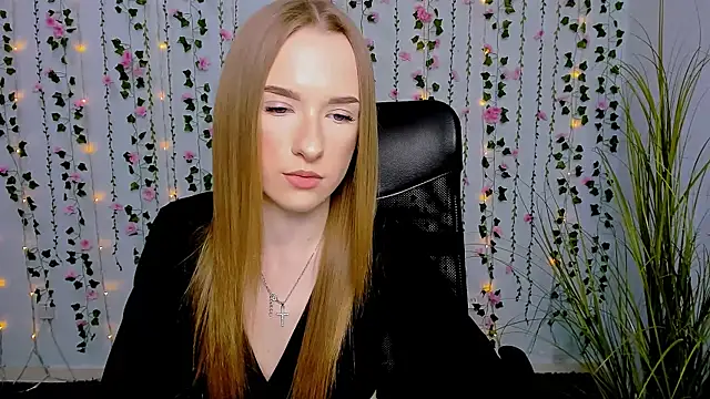 Snapshot of doll_vey chatting on 03.07.25 doll vey online show from 03.07.25