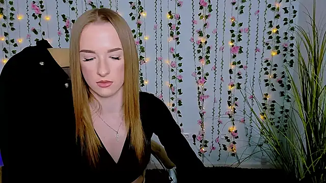 Snapshot of doll_vey chatting on 03.09.25 doll vey online show from 03.09.25