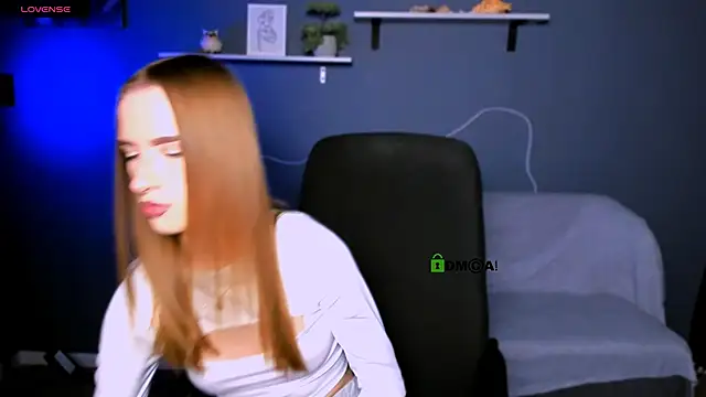 Snapshot of doll_vey chatting on 10.19.25 doll vey online show from 10.19.25