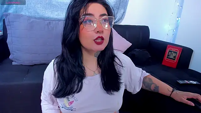 Snapshot of Curvybaddie99 chatting on 11.04.25 Curvybaddie99 online show from 11.04.25